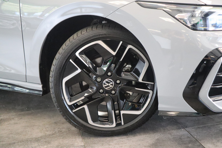 Volkswagen Golf 1.5 eTSI R-Line Edition ! Nieuw Type ! Panoramadak IQ-light Navigatie