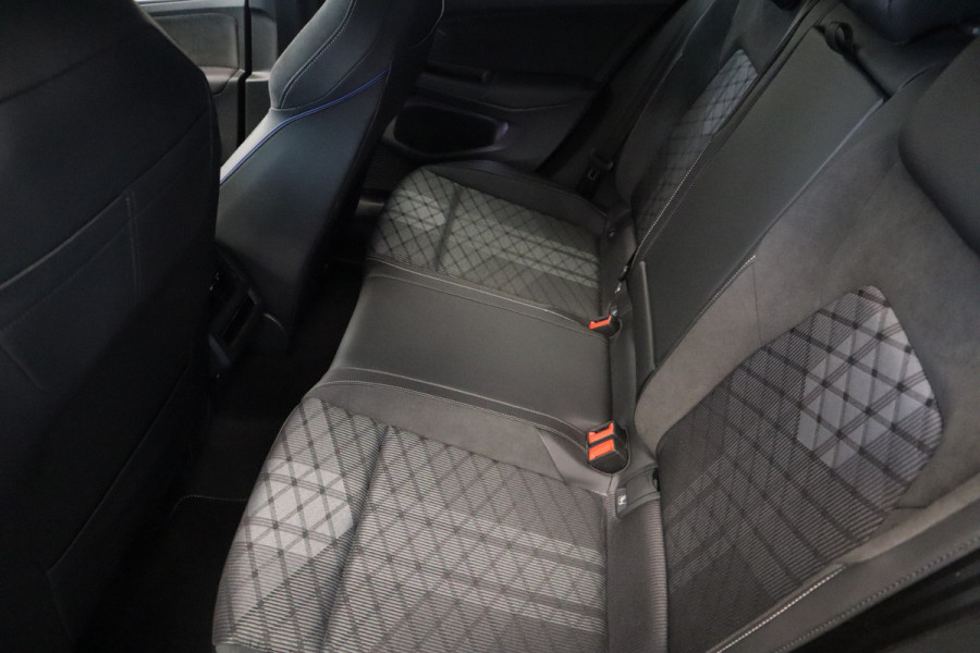 Volkswagen Golf 1.5 eTSI R-Line Edition ! Nieuw Type ! Panoramadak IQ-light Navigatie