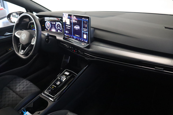 Volkswagen Golf 1.5 eTSI R-Line Edition ! Nieuw Type ! Panoramadak IQ-light Navigatie
