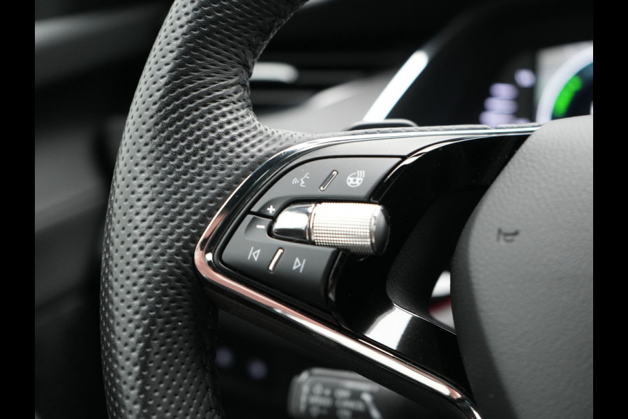 Škoda Octavia Combi 1.4 TSI iV Plug In Hybrid Sportline Business PHEV | Head-Up | Sportstoelen Memory & Verwarmd | Canton Audio | 19"L.M | Virtual | Keyless | Apple Carplay | Parkassist | Sfeerverlichting |