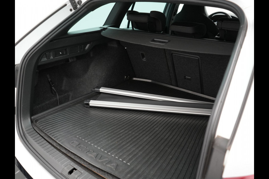 Škoda Octavia Combi 1.4 TSI iV Plug In Hybrid Sportline Business PHEV | Head-Up | Sportstoelen Memory & Verwarmd | Canton Audio | 19"L.M | Virtual | Keyless | Apple Carplay | Parkassist | Sfeerverlichting |