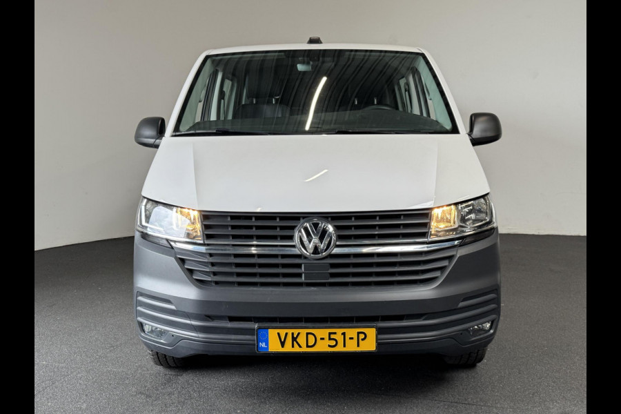 Volkswagen Transporter L2H1 Dubbele cabine 5 persoons Navi Apple Carplay / Android auto Cruise control Trekhaak Parkeersensoren Euro6