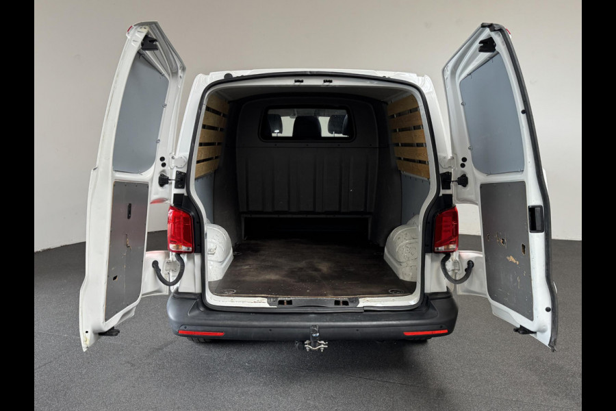 Volkswagen Transporter L2H1 Dubbele cabine 5 persoons Navi Apple Carplay / Android auto Cruise control Trekhaak Parkeersensoren Euro6