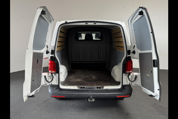 Volkswagen Transporter L2H1 Dubbele cabine 5 persoons Navi Apple Carplay / Android auto Cruise control Trekhaak Parkeersensoren Euro6