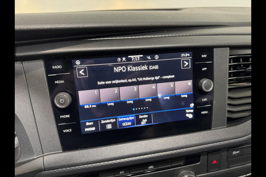 Volkswagen Transporter L2H1 Dubbele cabine 5 persoons Navi Apple Carplay / Android auto Cruise control Trekhaak Parkeersensoren Euro6