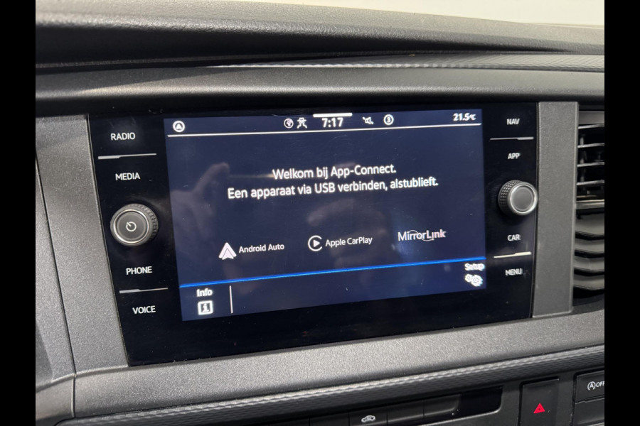 Volkswagen Transporter L2H1 Dubbele cabine 5 persoons Navi Apple Carplay / Android auto Cruise control Trekhaak Parkeersensoren Euro6
