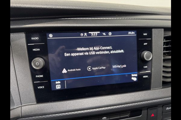 Volkswagen Transporter L2H1 Dubbele cabine 5 persoons Navi Apple Carplay / Android auto Cruise control Trekhaak Parkeersensoren Euro6