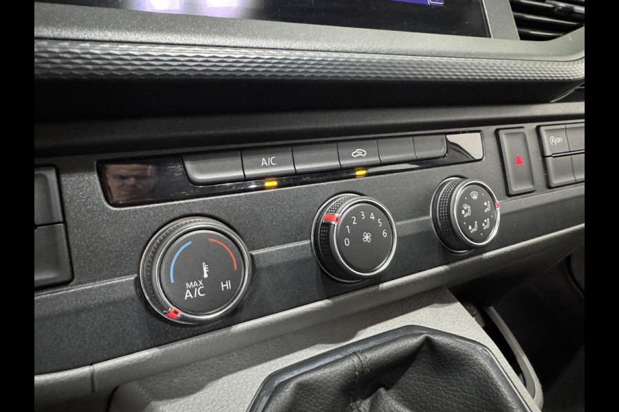Volkswagen Transporter L2H1 Dubbele cabine 5 persoons Navi Apple Carplay / Android auto Cruise control Trekhaak Parkeersensoren Euro6