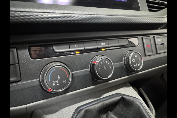 Volkswagen Transporter L2H1 Dubbele cabine 5 persoons Navi Apple Carplay / Android auto Cruise control Trekhaak Parkeersensoren Euro6