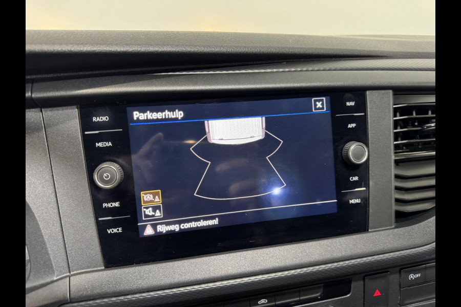 Volkswagen Transporter L2H1 Dubbele cabine 5 persoons Navi Apple Carplay / Android auto Cruise control Trekhaak Parkeersensoren Euro6