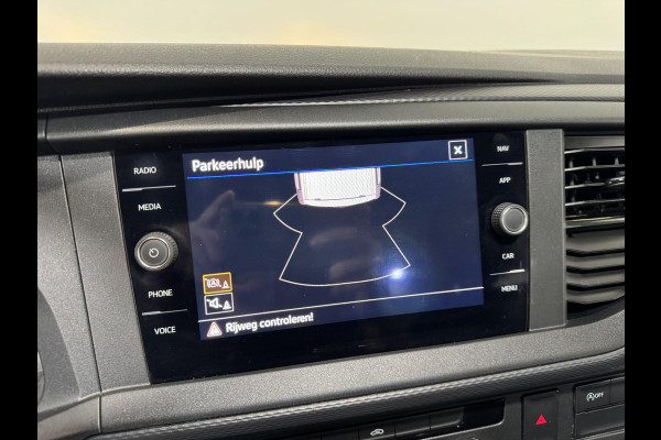 Volkswagen Transporter L2H1 Dubbele cabine 5 persoons Navi Apple Carplay / Android auto Cruise control Trekhaak Parkeersensoren Euro6