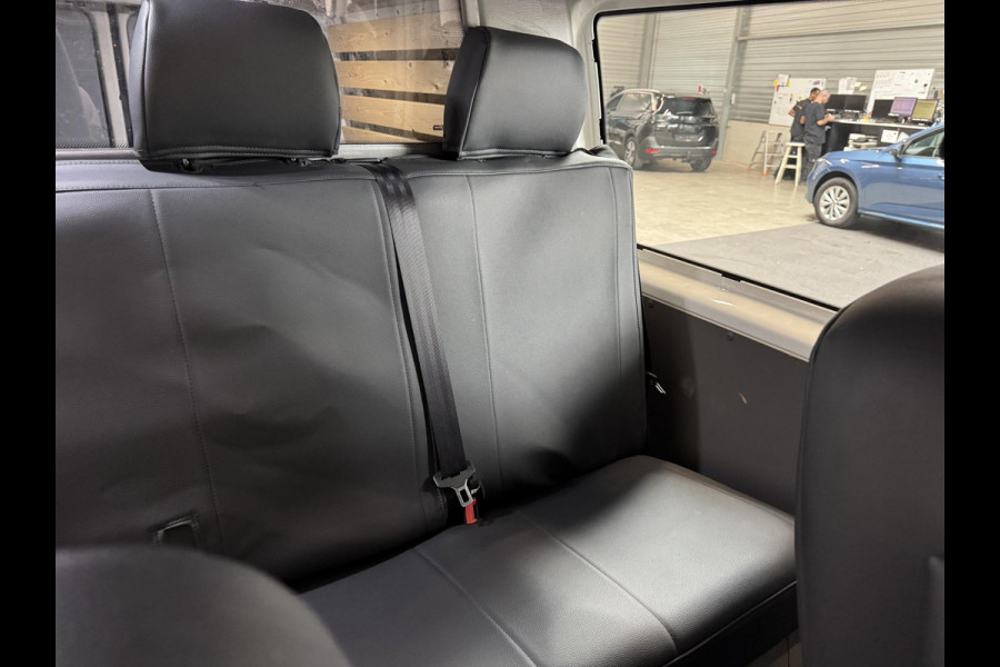 Volkswagen Transporter L2H1 Dubbele cabine 5 persoons Navi Apple Carplay / Android auto Cruise control Trekhaak Parkeersensoren Euro6