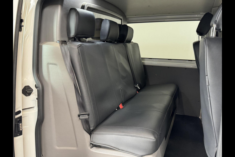 Volkswagen Transporter L2H1 Dubbele cabine 5 persoons Navi Apple Carplay / Android auto Cruise control Trekhaak Parkeersensoren Euro6