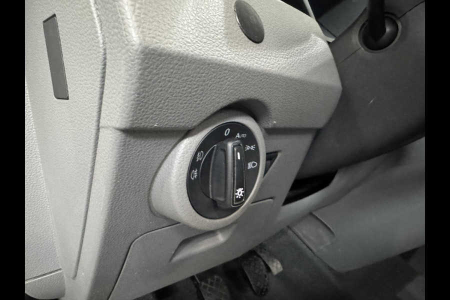 Volkswagen Transporter L2H1 Dubbele cabine 5 persoons Navi Apple Carplay / Android auto Cruise control Trekhaak Parkeersensoren Euro6