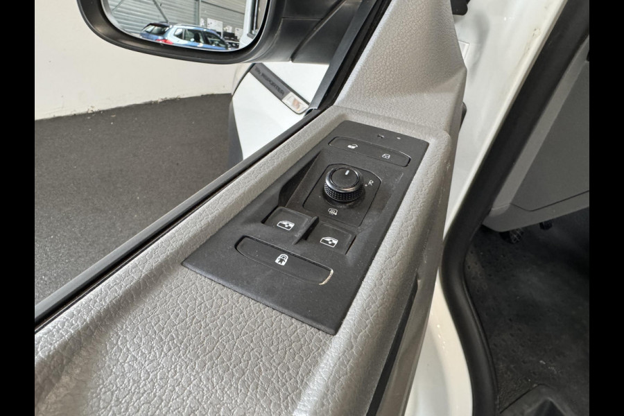 Volkswagen Transporter L2H1 Dubbele cabine 5 persoons Navi Apple Carplay / Android auto Cruise control Trekhaak Parkeersensoren Euro6