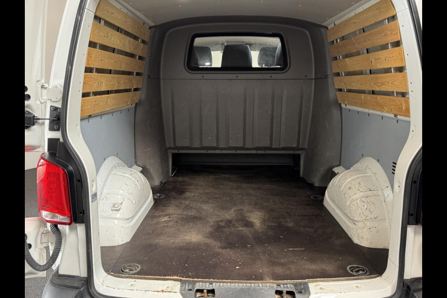 Volkswagen Transporter L2H1 Dubbele cabine 5 persoons Navi Apple Carplay / Android auto Cruise control Trekhaak Parkeersensoren Euro6