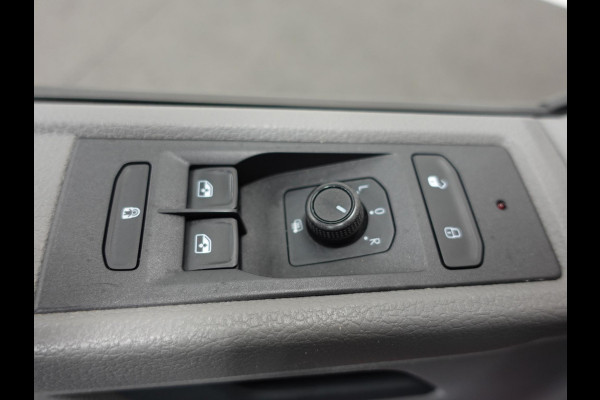 Volkswagen Transporter 2.0 TDI 150pk DSG Automaat SPORT Trekhaak Apple Carplay/ Android Auto Cruise control Airco Sidebars Parkeersensoren