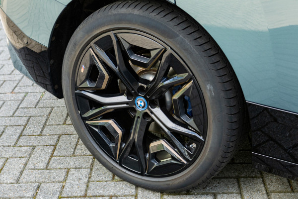 BMW iX M60 - Pano - Bowers & Wilkins - Trekhaak - Stoelventilatie