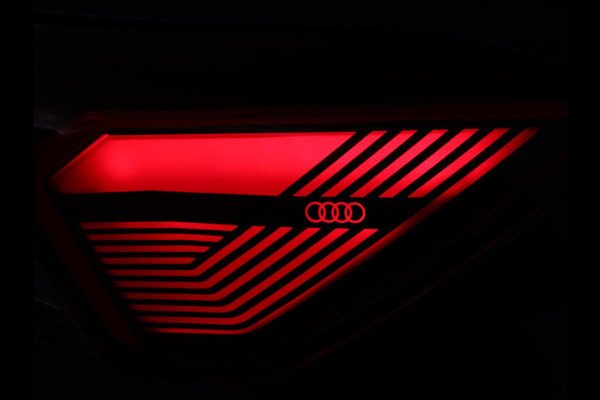 Audi Q4 e-tron 40 Launch edition S Competition 77 kWh | Stoelverwarming | Warmtepomp | Matrix LED | Carplay | Adaptive cruise | Navigatie | Virtual Cockpit | Half leder | Sportstoelen