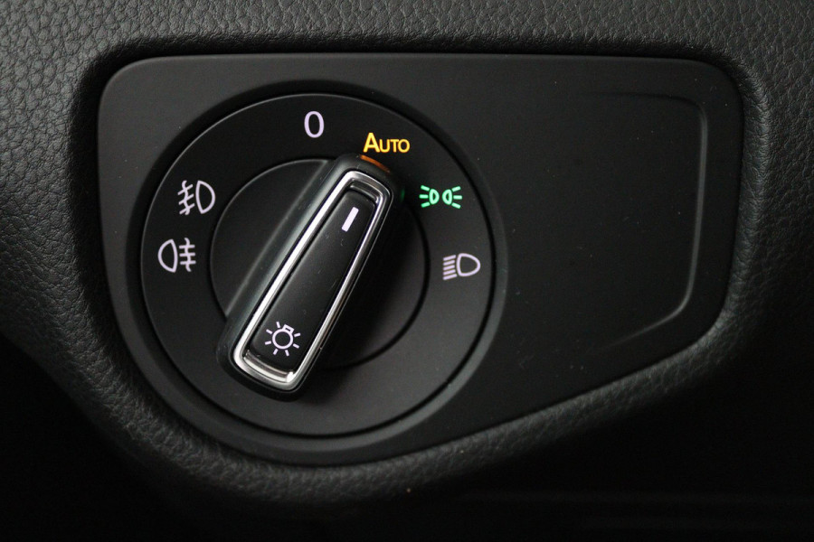 Volkswagen Golf 1.0 TSI Comfortline Business Automaat (NAVIGATIE, STOELVERWARMING, CAMERA, 1e EIGENAAR, GOED ONDERHOUDEN)