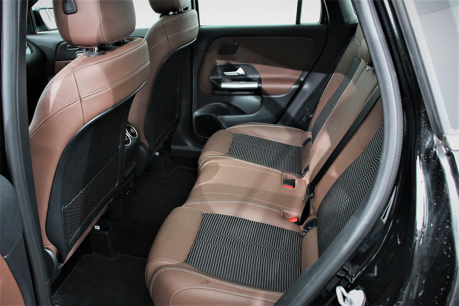 Mercedes-Benz GLA 200 163pk Automaat Progressive Premium | Panorama dak Half lederen bekleding Navigatie Camera Stoelverwarming Electrisch bedienbare achterklep Led