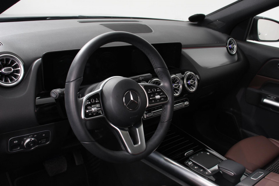 Mercedes-Benz GLA 200 163pk Automaat Progressive Premium | Panorama dak Half lederen bekleding Navigatie Camera Stoelverwarming Electrisch bedienbare achterklep Led