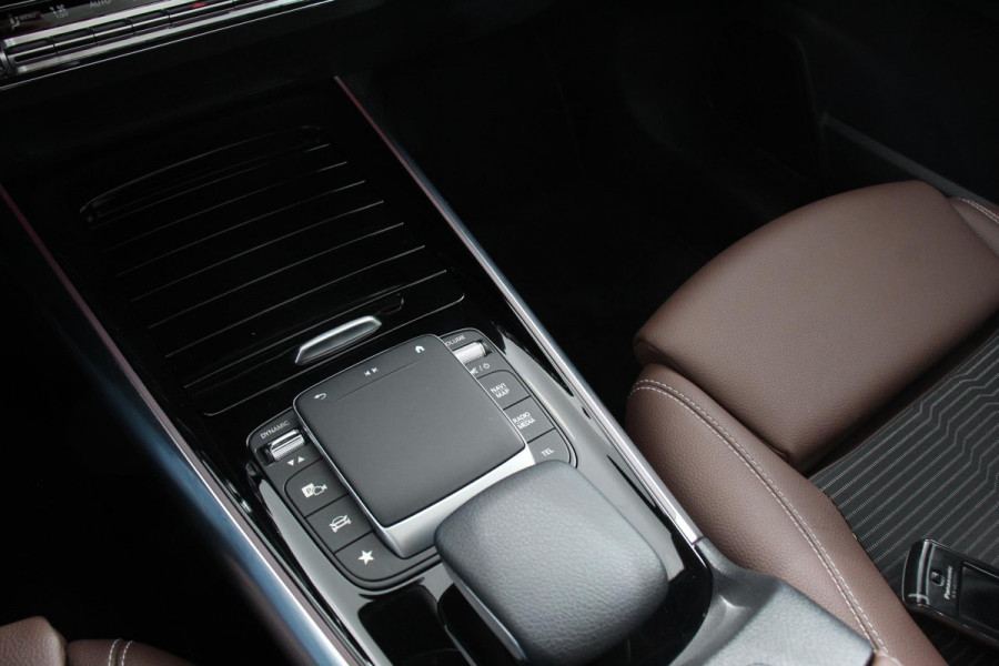 Mercedes-Benz GLA 200 163pk Automaat Progressive Premium | Panorama dak Half lederen bekleding Navigatie Camera Stoelverwarming Electrisch bedienbare achterklep Led
