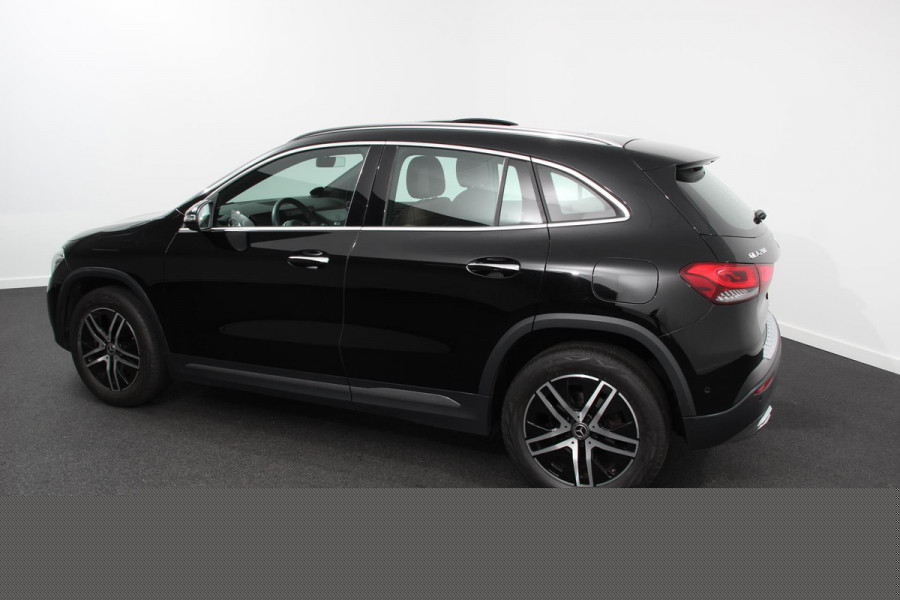 Mercedes-Benz GLA 200 163pk Automaat Progressive Premium | Panorama dak Half lederen bekleding Navigatie Camera Stoelverwarming Electrisch bedienbare achterklep Led