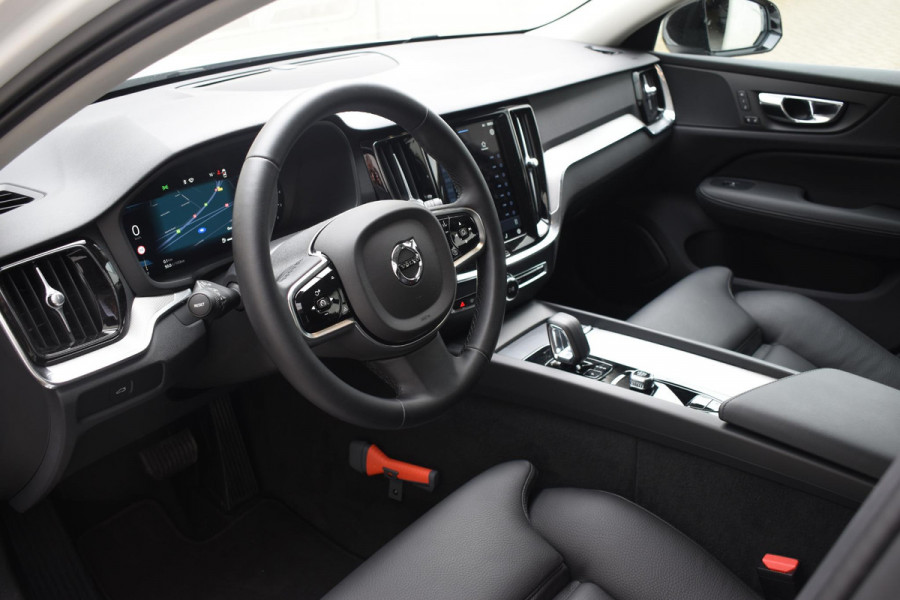 Volvo V60 B4 211PK Automaat Plus Dark / Driver assist / Moritz lederen bekleding / Elektrische stoelen / DAB+ / Google Navigatie