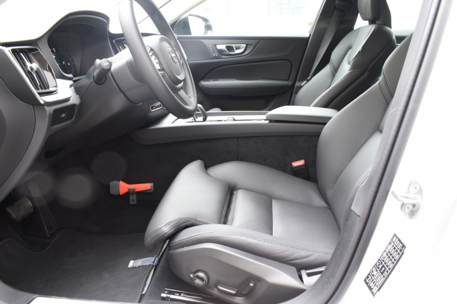Volvo V60 B4 211PK Automaat Plus Dark / Driver assist / Moritz lederen bekleding / Elektrische stoelen / DAB+ / Google Navigatie
