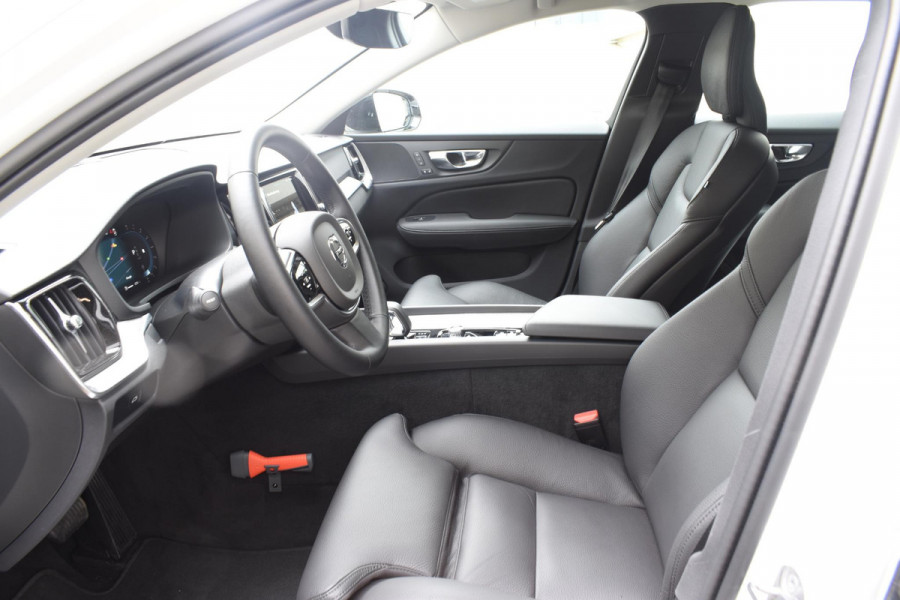 Volvo V60 B4 211PK Automaat Plus Dark / Driver assist / Moritz lederen bekleding / Elektrische stoelen / DAB+ / Google Navigatie
