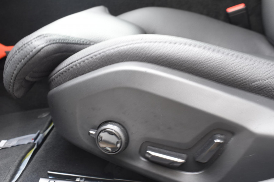 Volvo V60 B4 211PK Automaat Plus Dark / Driver assist / Moritz lederen bekleding / Elektrische stoelen / DAB+ / Google Navigatie