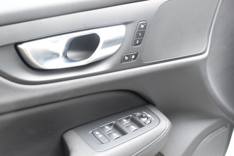Volvo V60 B4 211PK Automaat Plus Dark / Driver assist / Moritz lederen bekleding / Elektrische stoelen / DAB+ / Google Navigatie