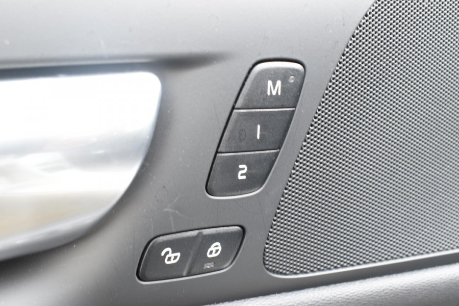 Volvo V60 B4 211PK Automaat Plus Dark / Driver assist / Moritz lederen bekleding / Elektrische stoelen / DAB+ / Google Navigatie