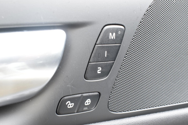 Volvo V60 B4 211PK Automaat Plus Dark / Driver assist / Moritz lederen bekleding / Elektrische stoelen / DAB+ / Google Navigatie