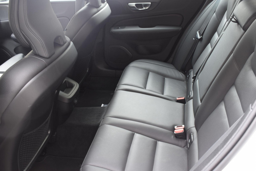 Volvo V60 B4 211PK Automaat Plus Dark / Driver assist / Moritz lederen bekleding / Elektrische stoelen / DAB+ / Google Navigatie