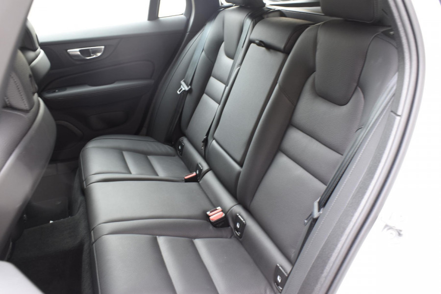 Volvo V60 B4 211PK Automaat Plus Dark / Driver assist / Moritz lederen bekleding / Elektrische stoelen / DAB+ / Google Navigatie