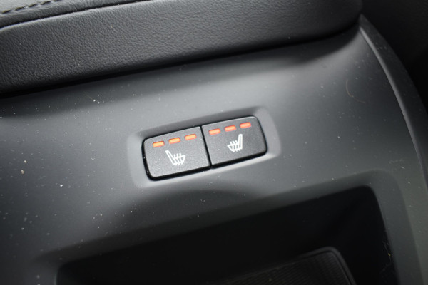 Volvo V60 B4 211PK Automaat Plus Dark / Driver assist / Moritz lederen bekleding / Elektrische stoelen / DAB+ / Google Navigatie