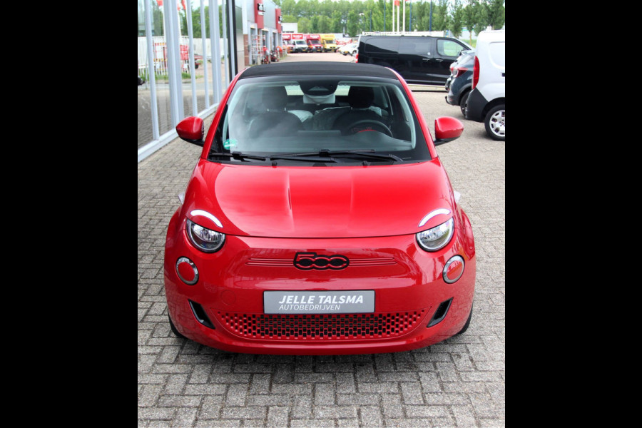 Fiat 500E RED 42 kWh Cabrio | Apple Carplay | Camera | Rijstrooksensor | Stoelverwarming voor