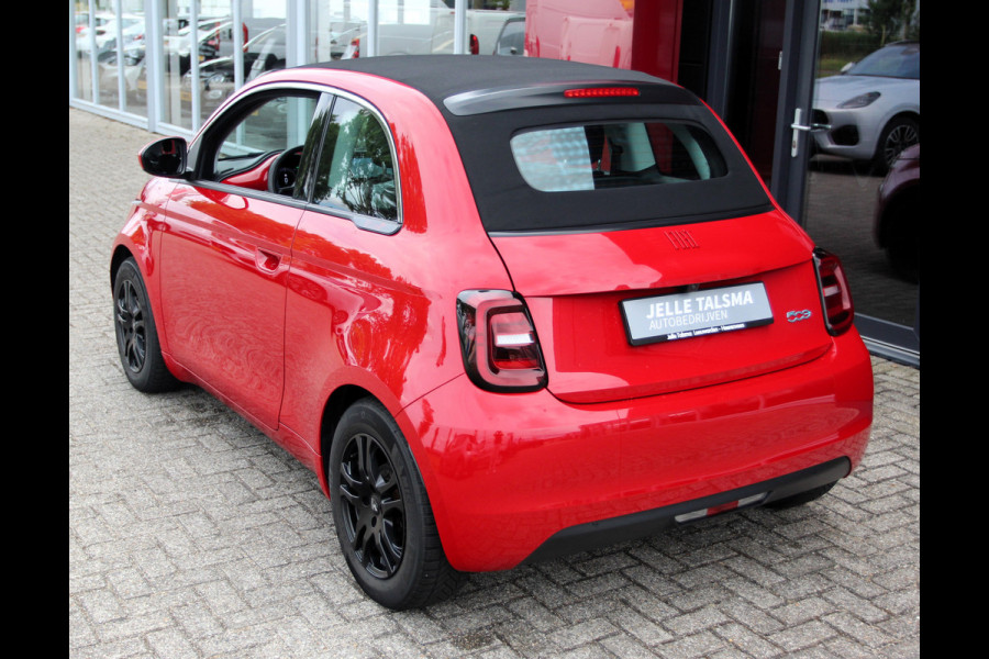 Fiat 500E RED 42 kWh Cabrio | Apple Carplay | Camera | Rijstrooksensor | Stoelverwarming voor