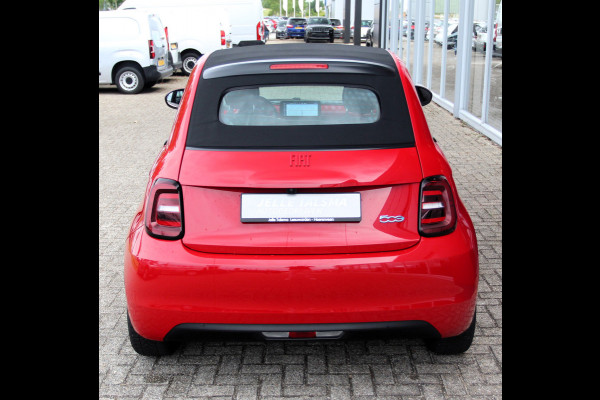 Fiat 500E RED 42 kWh Cabrio | Apple Carplay | Camera | Rijstrooksensor | Stoelverwarming voor
