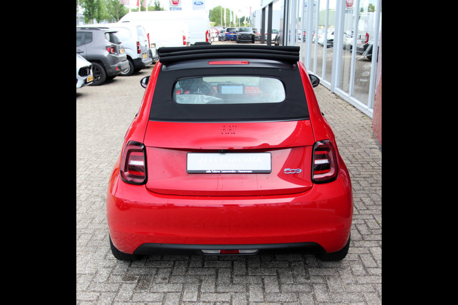 Fiat 500E RED 42 kWh Cabrio | Apple Carplay | Camera | Rijstrooksensor | Stoelverwarming voor