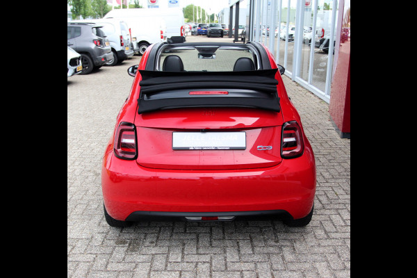 Fiat 500E RED 42 kWh Cabrio | Apple Carplay | Camera | Rijstrooksensor | Stoelverwarming voor