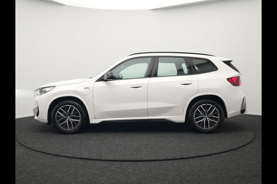 BMW X1 xDrive30e M-sport Plug in Hybrid 327pk PHEV | Adaptive Cruise | Head-up Display | 360 Camera | Carplay | Stoelen Verwarmd | Sfeerverlichting |
