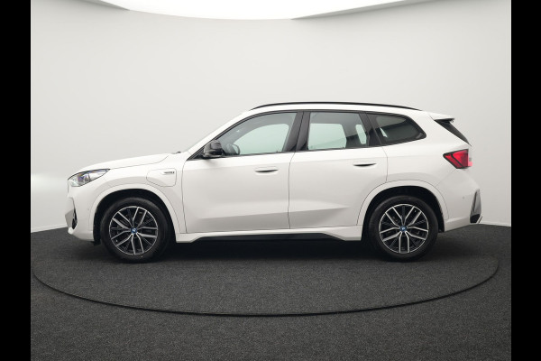 BMW X1 xDrive30e M-sport Plug in Hybrid 327pk PHEV | Adaptive Cruise | Head-up Display | 360 Camera | Carplay | Stoelen Verwarmd | Sfeerverlichting |