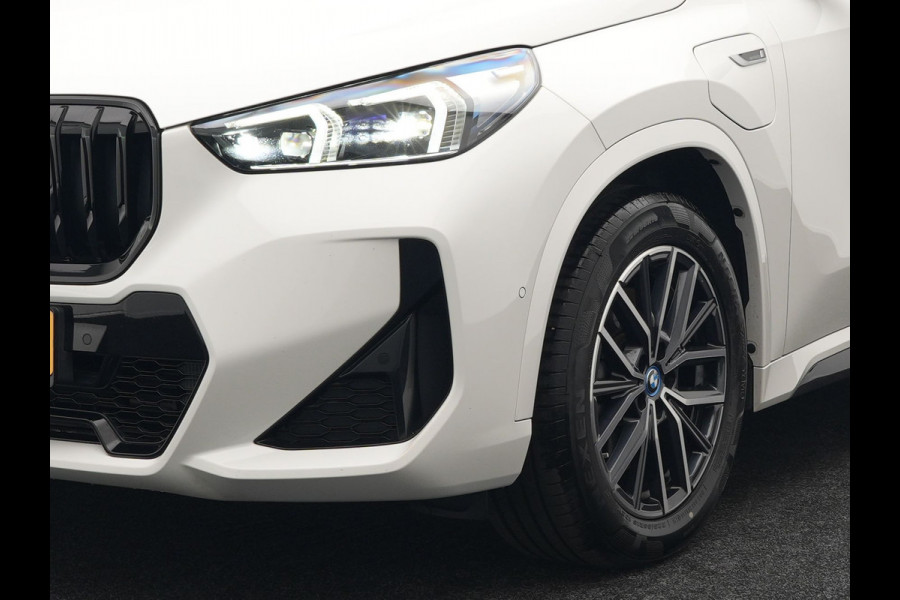 BMW X1 xDrive30e M-sport Plug in Hybrid 327pk PHEV | Adaptive Cruise | Head-up Display | 360 Camera | Carplay | Stoelen Verwarmd | Sfeerverlichting |