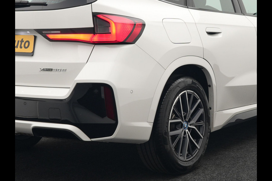 BMW X1 xDrive30e M-sport Plug in Hybrid 327pk PHEV | Adaptive Cruise | Head-up Display | 360 Camera | Carplay | Stoelen Verwarmd | Sfeerverlichting |