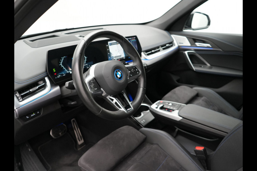 BMW X1 xDrive30e M-sport Plug in Hybrid 327pk PHEV | Adaptive Cruise | Head-up Display | 360 Camera | Carplay | Stoelen Verwarmd | Sfeerverlichting |