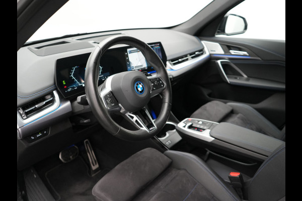 BMW X1 xDrive30e M-sport Plug in Hybrid 327pk PHEV | Adaptive Cruise | Head-up Display | 360 Camera | Carplay | Stoelen Verwarmd | Sfeerverlichting |
