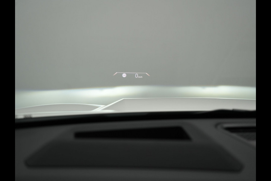 BMW X1 xDrive30e M-sport Plug in Hybrid 327pk PHEV | Adaptive Cruise | Head-up Display | 360 Camera | Carplay | Stoelen Verwarmd | Sfeerverlichting |